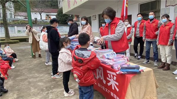 市城投集團(tuán)開展“黨建引領(lǐng)學(xué)雷鋒，志愿服務(wù)展風(fēng)采”送溫暖活動(dòng)