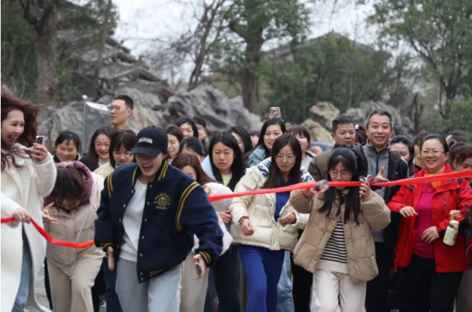 市城投集團(tuán)開展“團(tuán)結(jié)一心 拼搏進(jìn)取 奮戰(zhàn)2025”迎新年登山、健步走活動